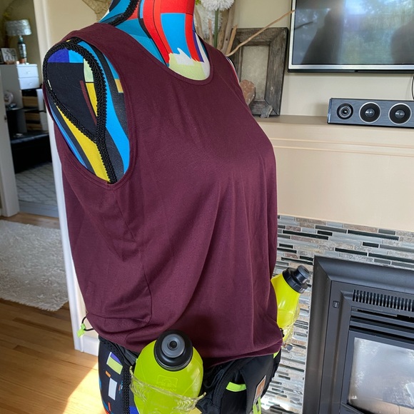 Onzie open back yoga tank - Picture 3 of 3